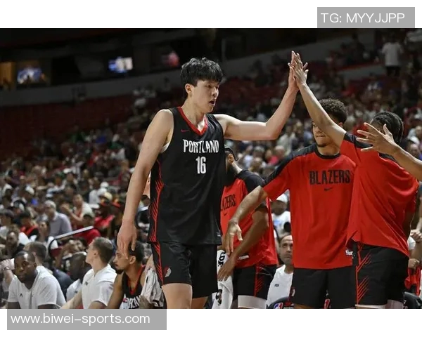 克林根场边指导杨瀚森展现深厚情谊引发媒体热议